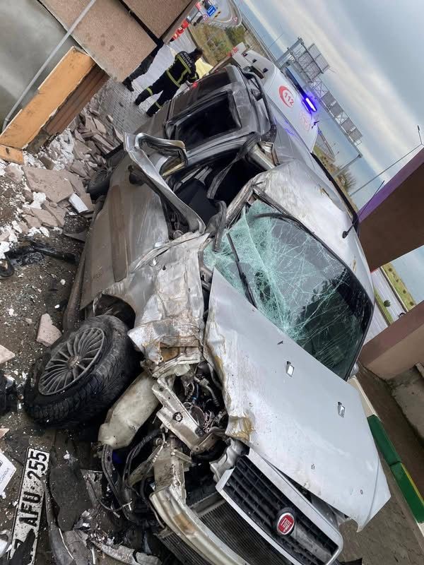 Panelvan ara&ccedil; hastanenin g&uuml;venlik kul&uuml;besine &ccedil;arptı; baba ve oğlu yaralandı
