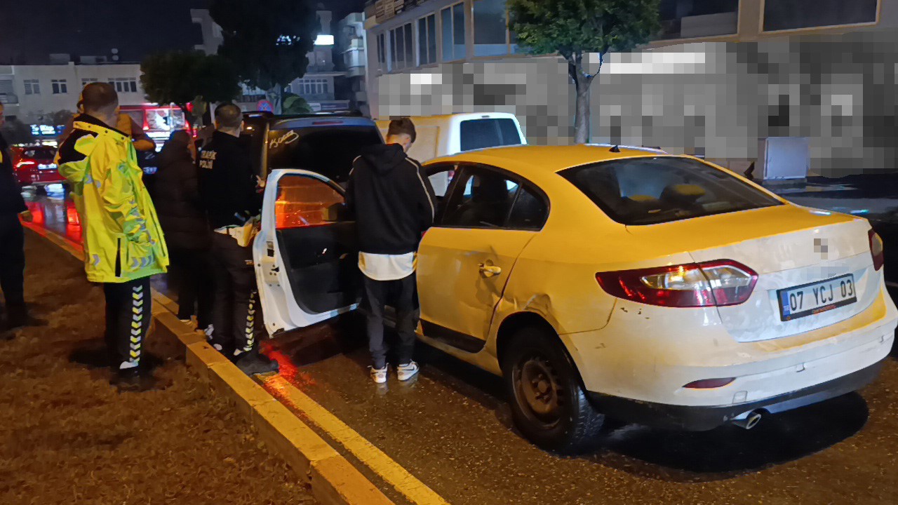 Ehliyetsiz s&uuml;r&uuml;c&uuml; kırmızı ışıkta bekleyen araca &ccedil;arptı
