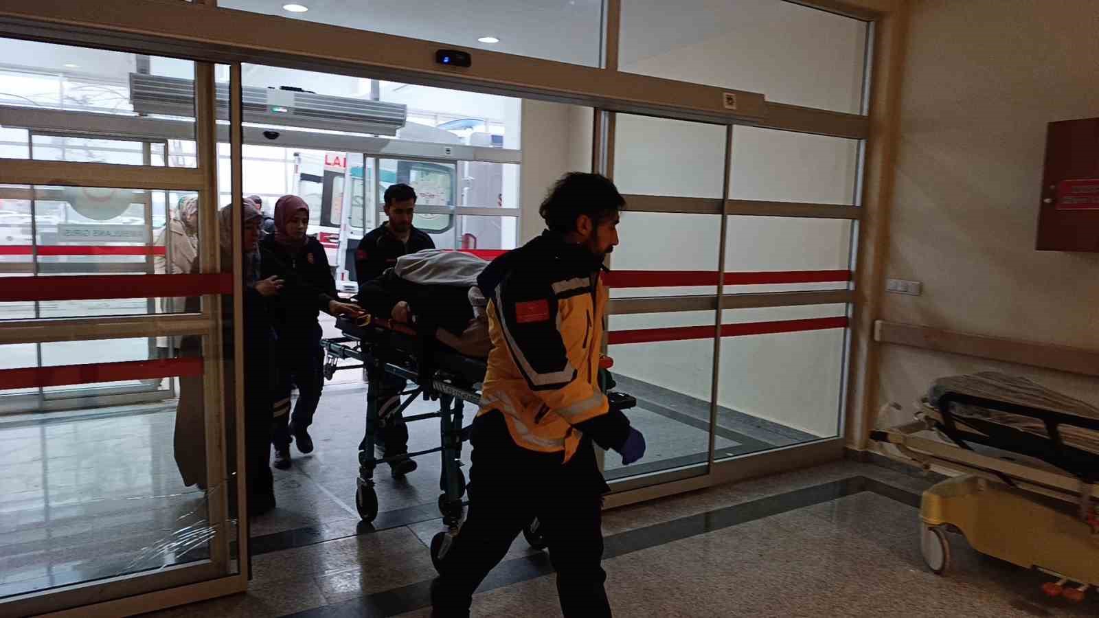 Adıyaman&rsquo;da otomobil şarampole devrildi: 5 yaralı
