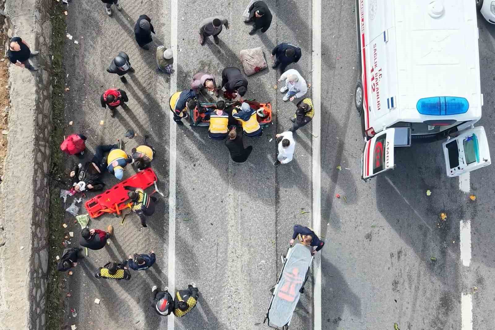 Otomobille çarpışan elektrikli bisiklet hurdaya döndü: 2 ağır yaralı