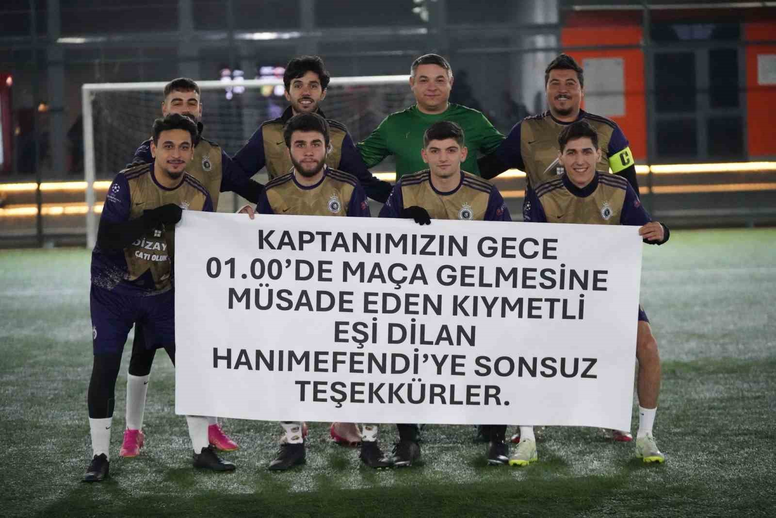 Eşine halı saha izni veren kadına pankartlı teşekk&uuml;r
