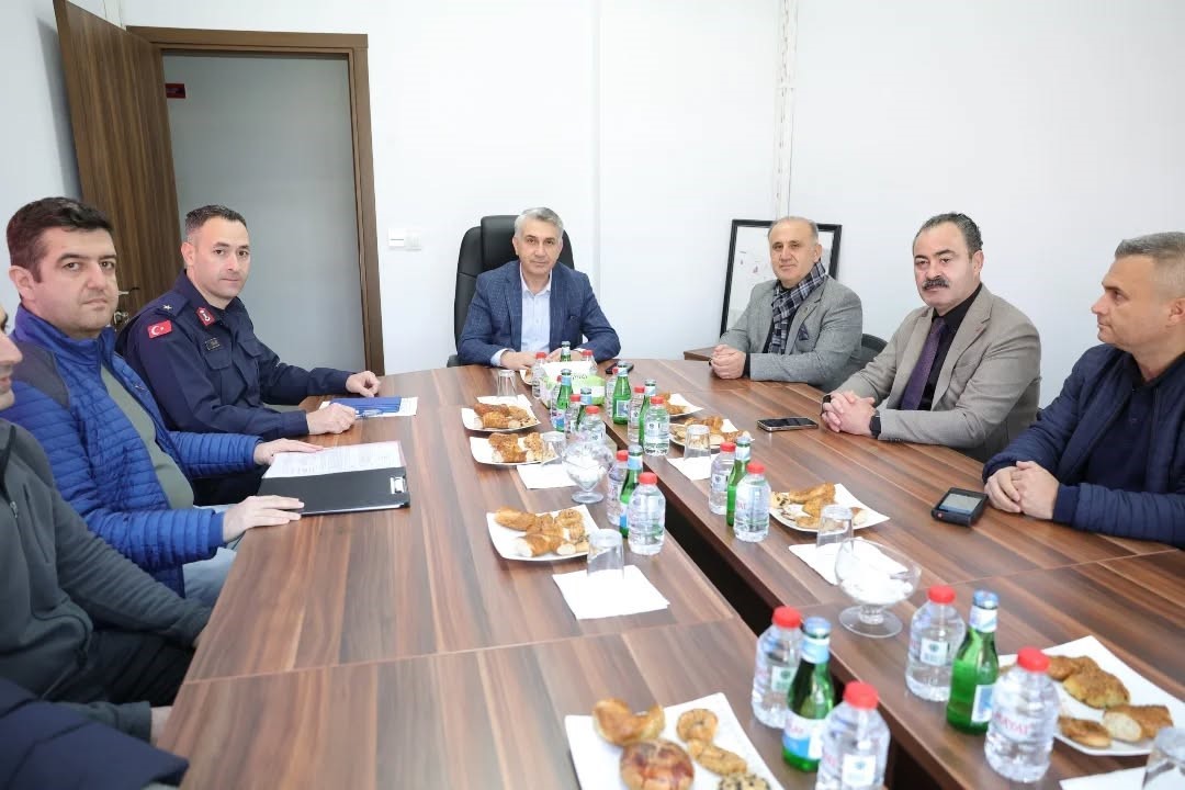 Başkan Kaya: "T&uuml;m birimlerimizle sahada tedbirleri almaya devam ediyoruz"
