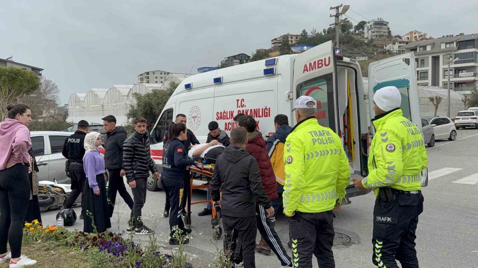 Yaralıya ilk m&uuml;dahale tesad&uuml;fen olay yerinden ge&ccedil;en acil doktorundan
