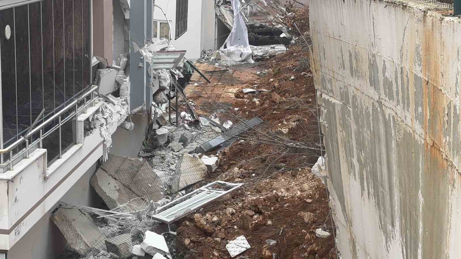 Gaziantep&rsquo;te facianın eşiğinden d&ouml;n&uuml;ld&uuml;: Sitenin istinat duvarı ara&ccedil;ların &uuml;zerine &ccedil;&ouml;kt&uuml;
