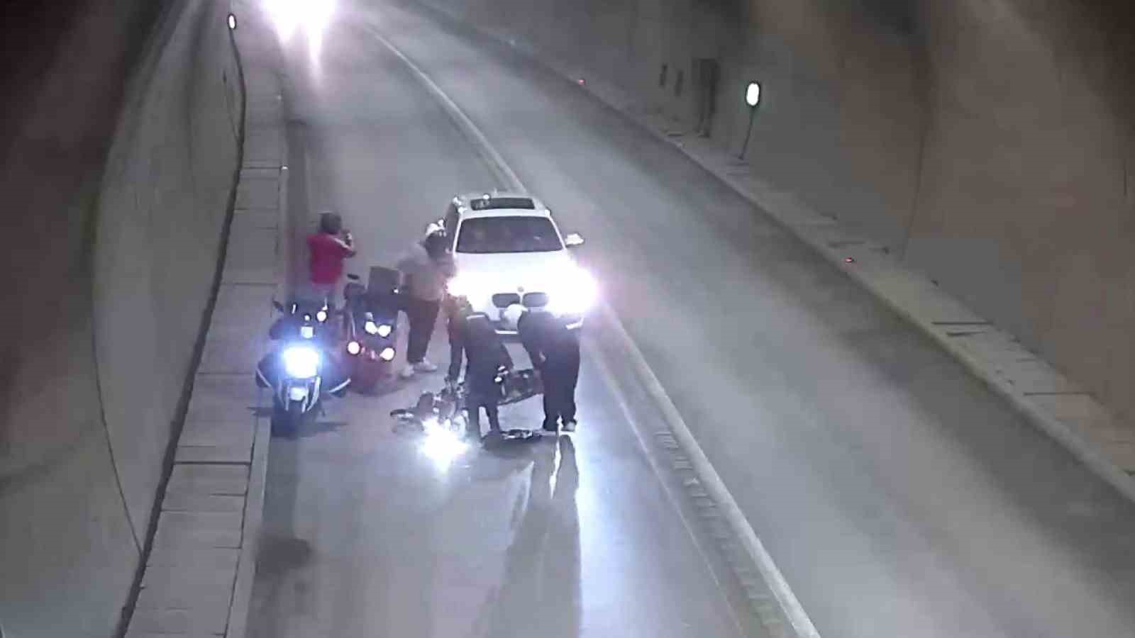 T&uuml;nelde motosikletten d&uuml;ş&uuml;p metrelerce s&uuml;r&uuml;klendi: Kaza anı kamerada
