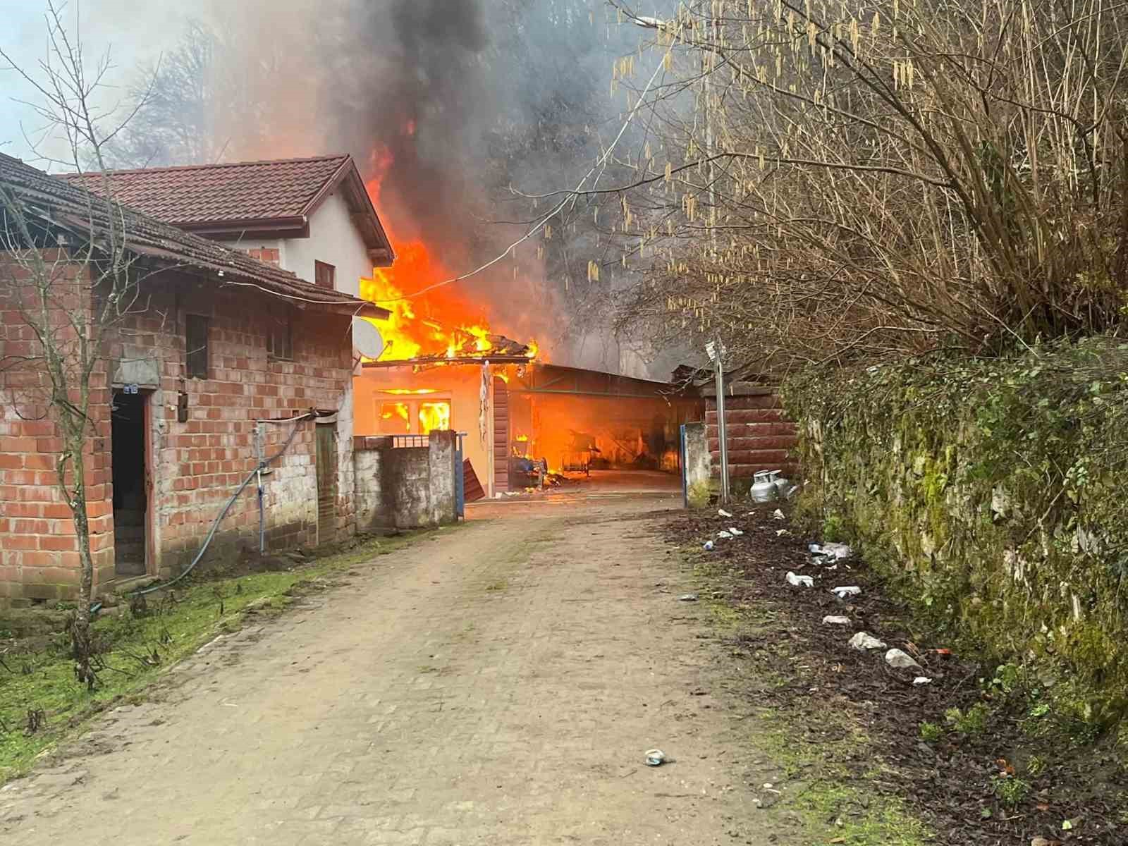 Bartın’da yanan ev kullanılamaz hale geldi