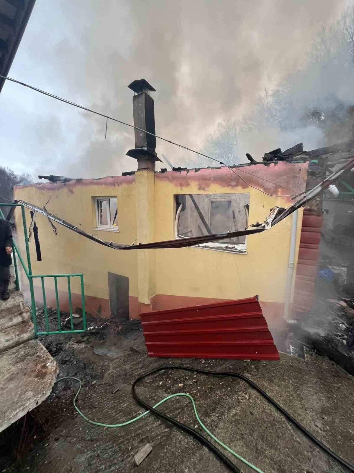 Bartın&rsquo;da yanan ev kullanılamaz hale geldi
