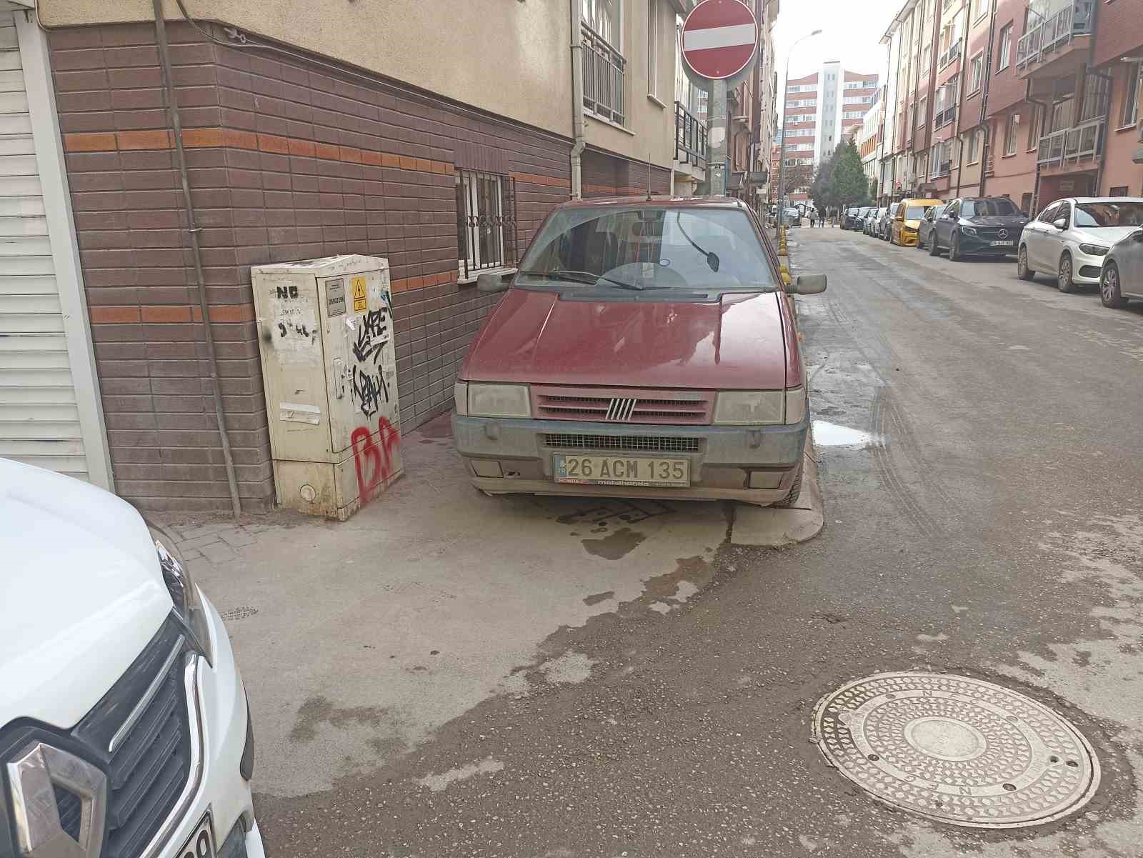 Kaldırıma park eden s&uuml;r&uuml;c&uuml; hem yayaları hem de engellileri hi&ccedil;e saydı
