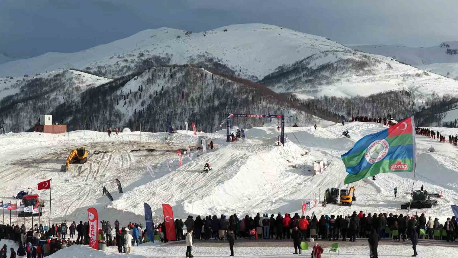 Rize&rsquo;de adrenalin sis deniziyle buluştu, ortaya g&ouml;rsel ş&ouml;len &ccedil;ıktı
