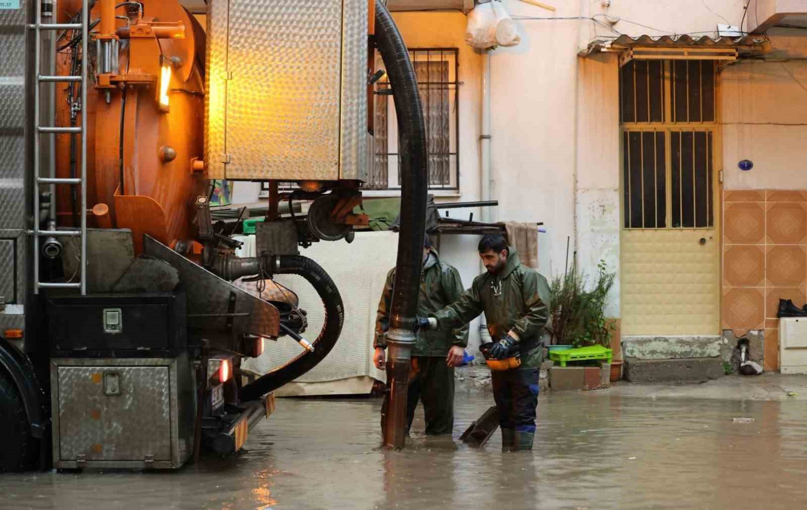 İzmir&rsquo;de 187 su baskını ihbarına m&uuml;dahale edildi
