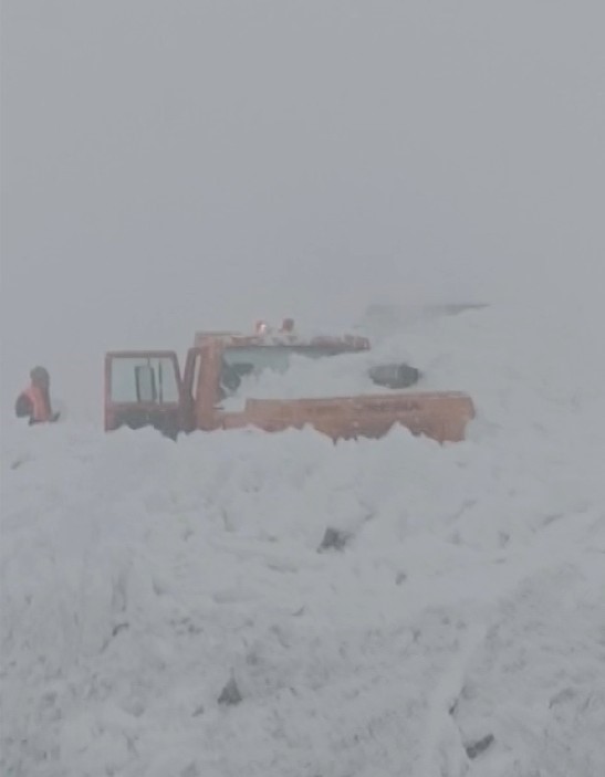 Muş-Kulp kara yolunda iş makinesinin üzerine çığ düştü