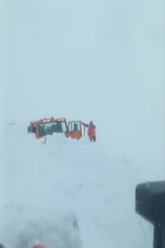 Muş-Kulp kara yolunda iş makinesinin &uuml;zerine &ccedil;ığ d&uuml;şt&uuml;
