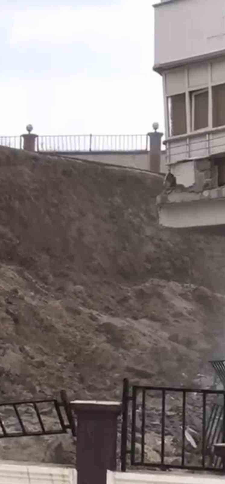 Şanlıurfa’da istinat duvarı çöktü: Binada mahsur kalanlar kurtarıldı