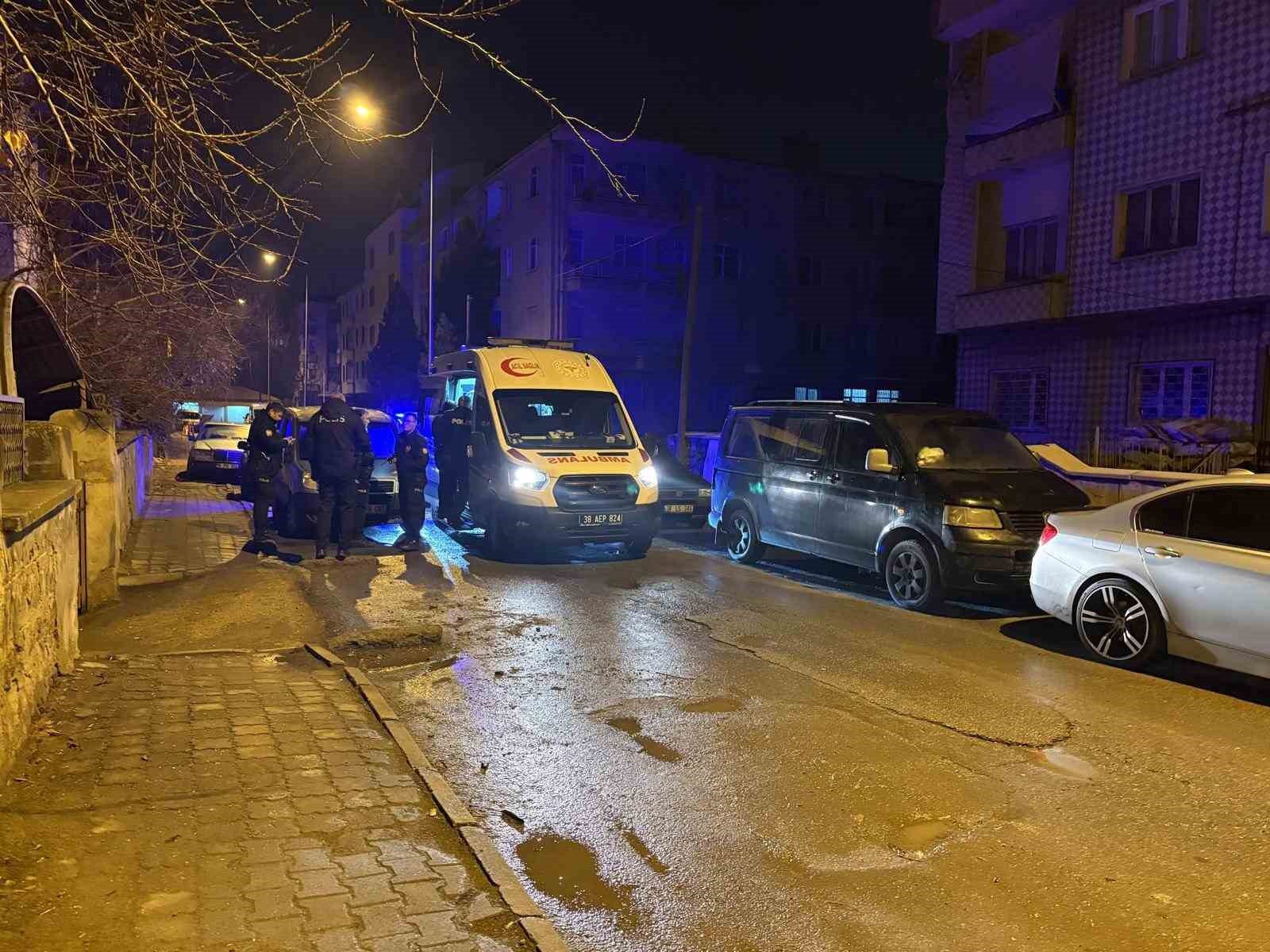 Kayseri&rsquo;de bir kişiyi bı&ccedil;aklayarak yaralayan &ccedil;ocuk yakalandı
