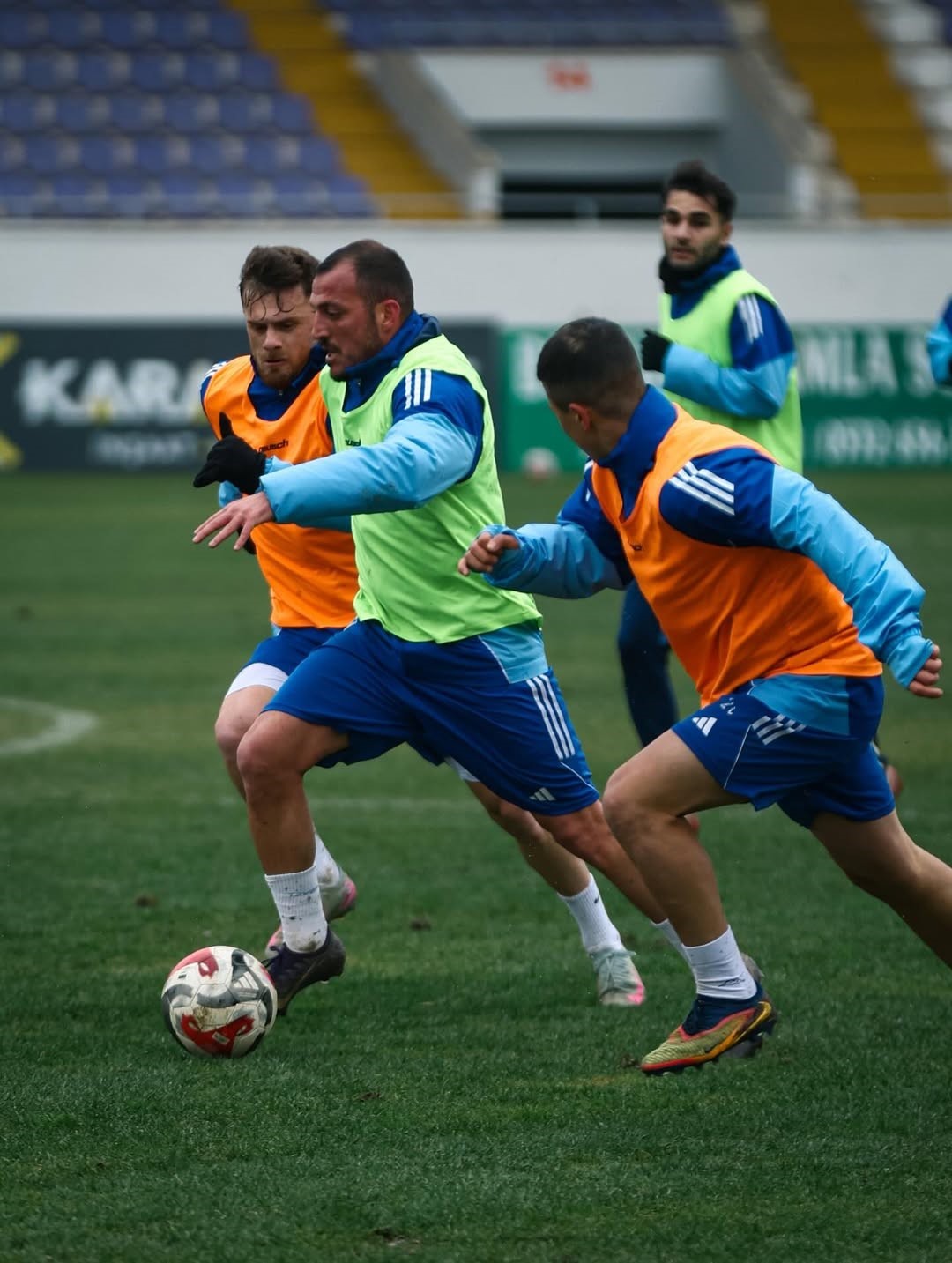 Rakip ma&ccedil;a &ccedil;ıkmayınca kendi aralarında &ccedil;ift kale ma&ccedil; yaptılar

