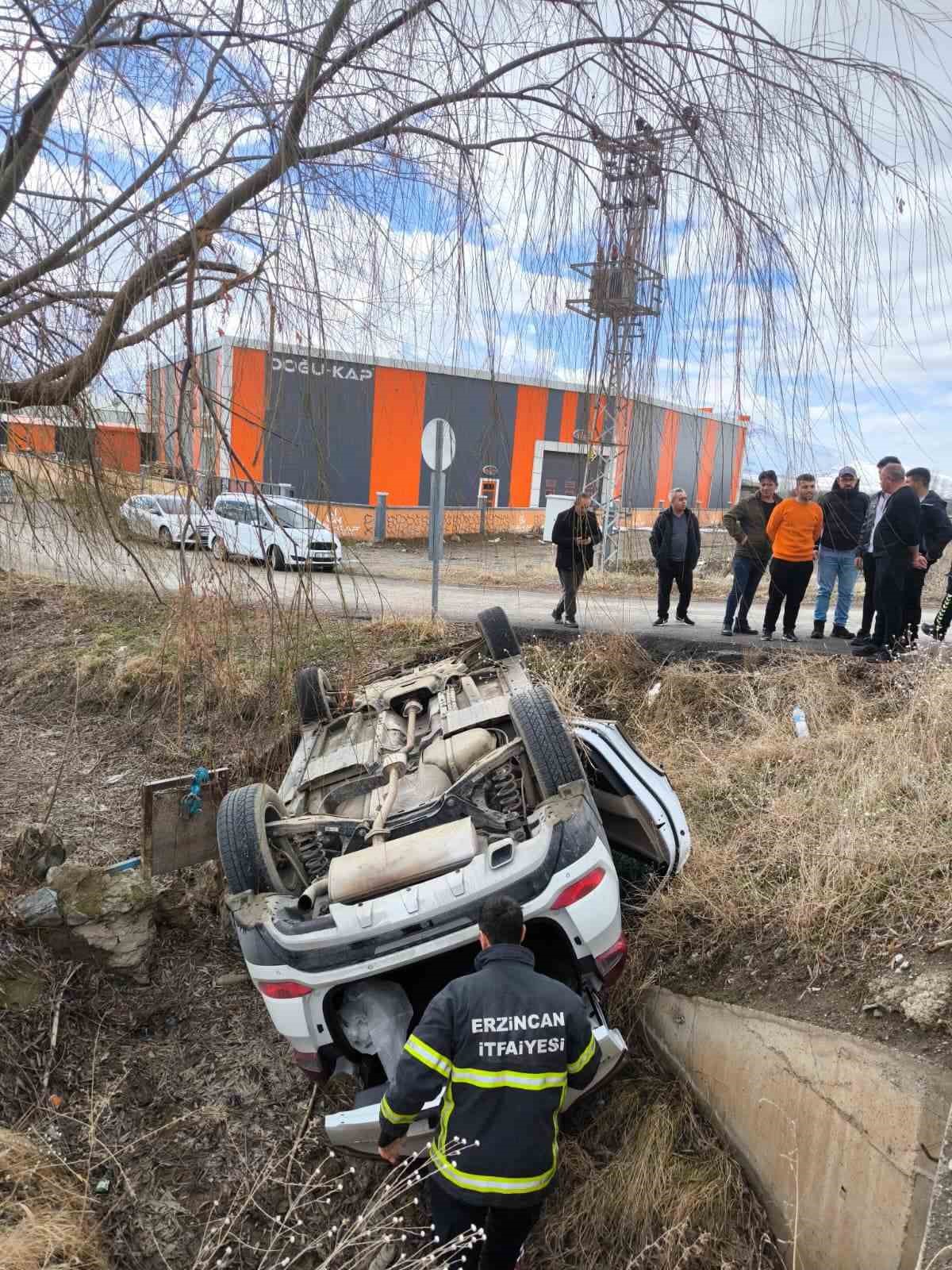 Erzincan&rsquo;da otomobil şarampole u&ccedil;tu: 1 yaralı
