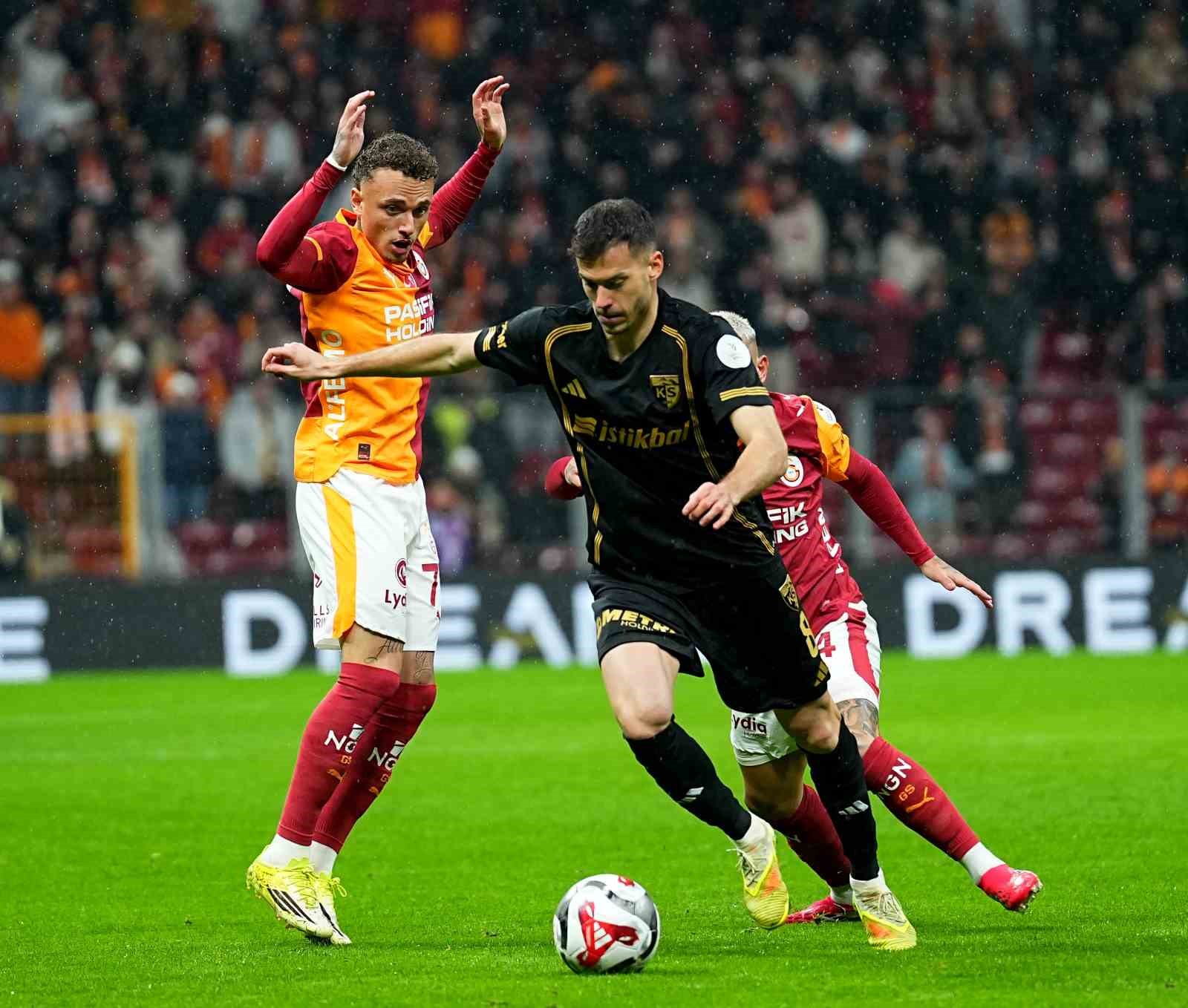 Trendyol Süper Lig: Galatasaray: 2 - Kayserispor: 0 (İlk yarı)