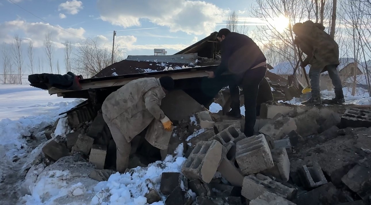 Hakkari’de ahırın çatısı çöktü: 2 hayvan telef oldu