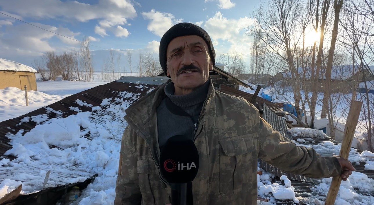 Hakkari&rsquo;de ahırın &ccedil;atısı &ccedil;&ouml;kt&uuml;: 2 hayvan telef oldu
