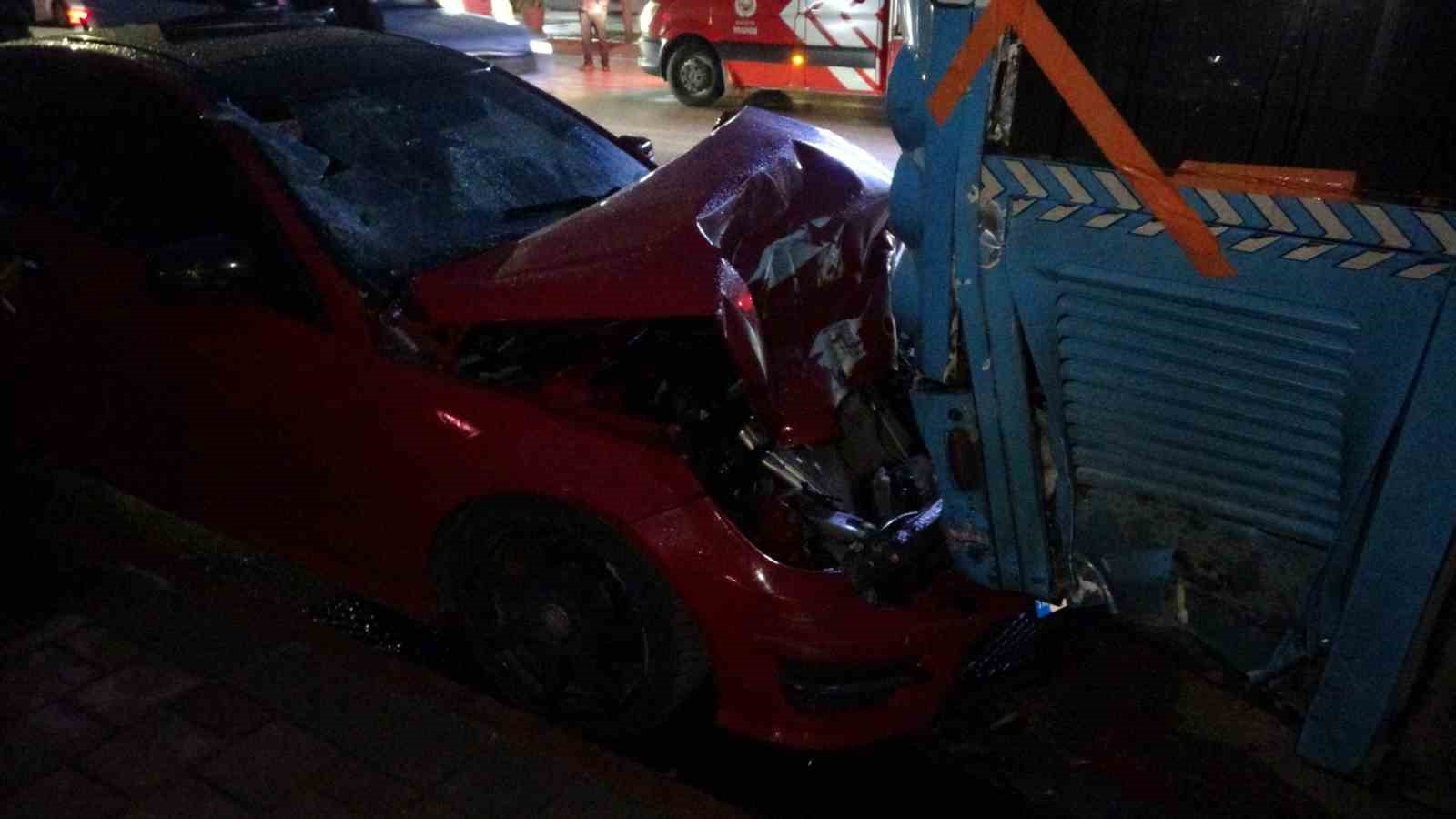 Lüks otomobil park halindeki otobüse çarptı