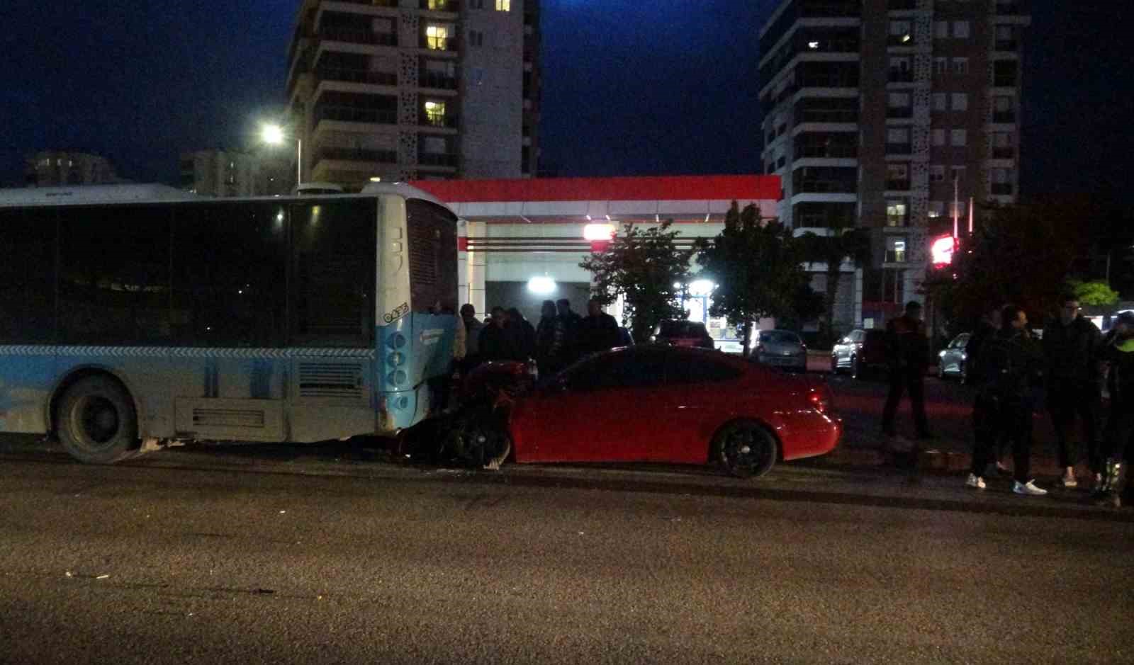 L&uuml;ks otomobil park halindeki otob&uuml;se &ccedil;arptı
