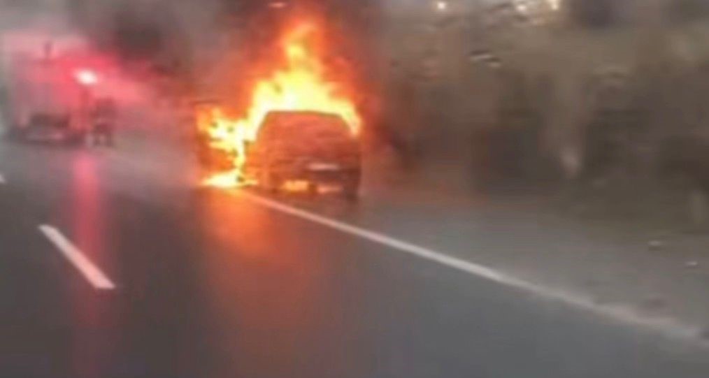 Gaziantep’te seyir halindeki araç alev alev yandı