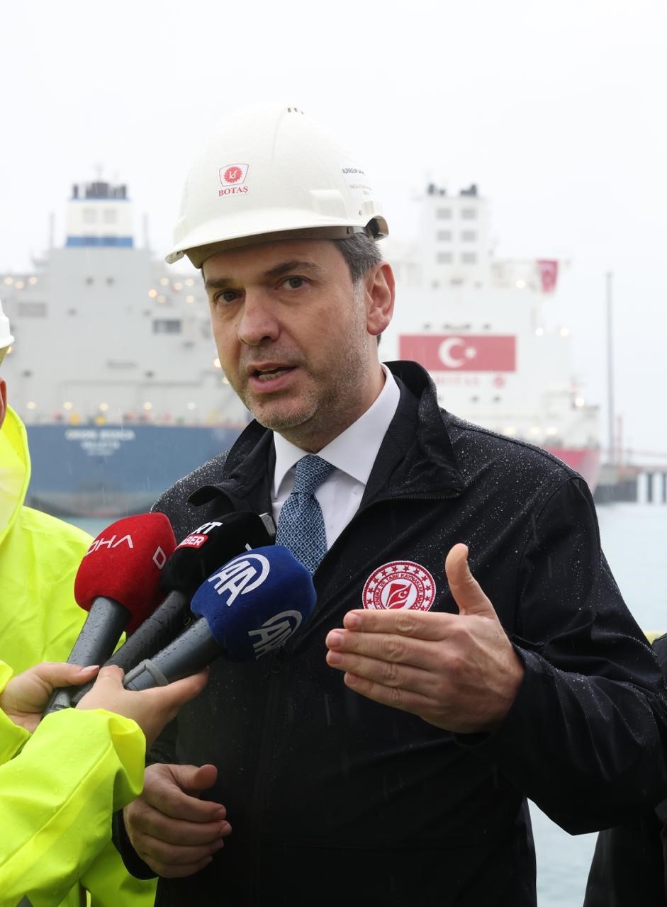 Bakan Bayraktar: "G&uuml;nl&uuml;k 200 milyon metrek&uuml;pl&uuml;k bir gazı gemilerle alır hale geleceğiz"
