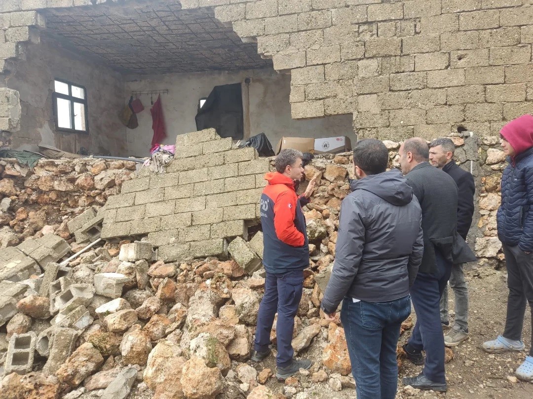 Şiddetli yağış İdil&rsquo;de bir evi yıktı
