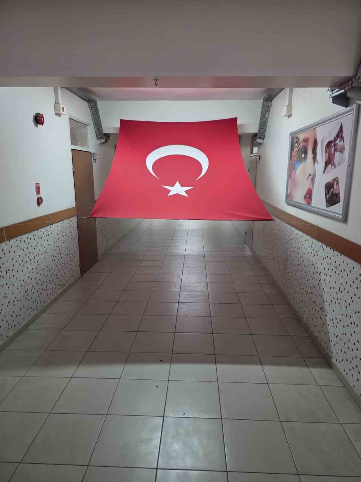 Efeler&rsquo;de ikinci d&ouml;nem "Bayrak Sevgisi" dersiyle başlayacak
