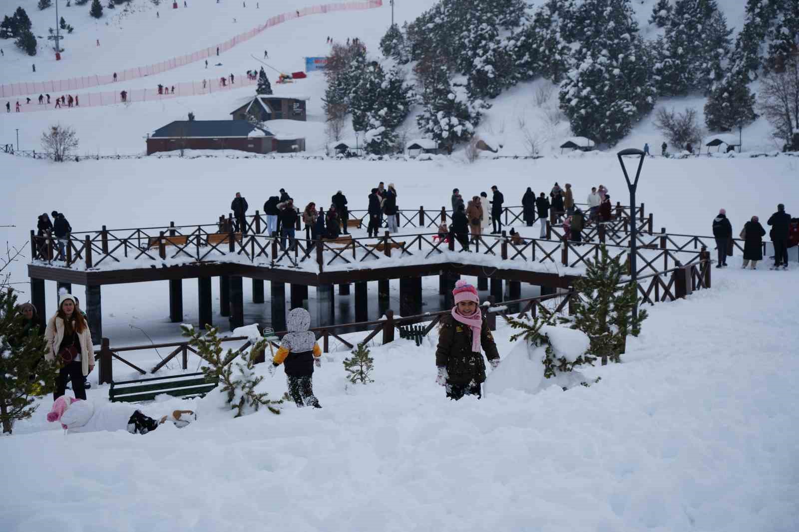 Ergan Kayak Merkezi s&ouml;mestirin son g&uuml;n&uuml;nde doldu taştı
