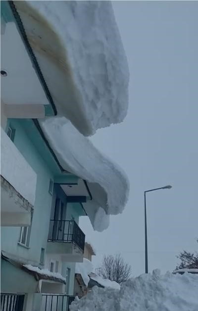 Ovacık&rsquo;ta bina &ccedil;atılarında sarkan kar k&uuml;tleleri hayrete d&uuml;ş&uuml;rd&uuml;
