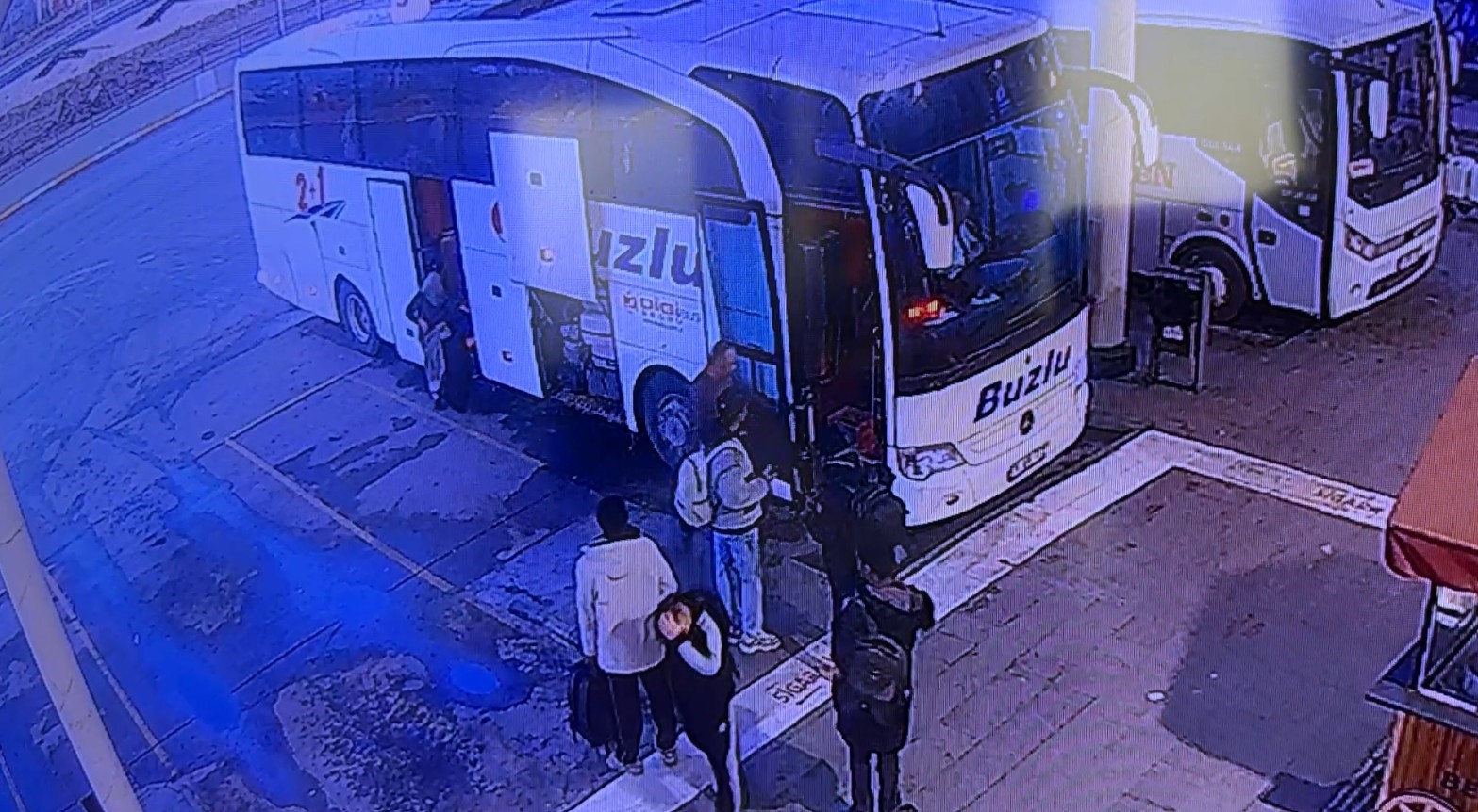 8 kişinin hayatını kaybettiği kazaya karışan otob&uuml;s Isparta&rsquo;dan son kez yolcu alırken g&ouml;r&uuml;nt&uuml;lendi
