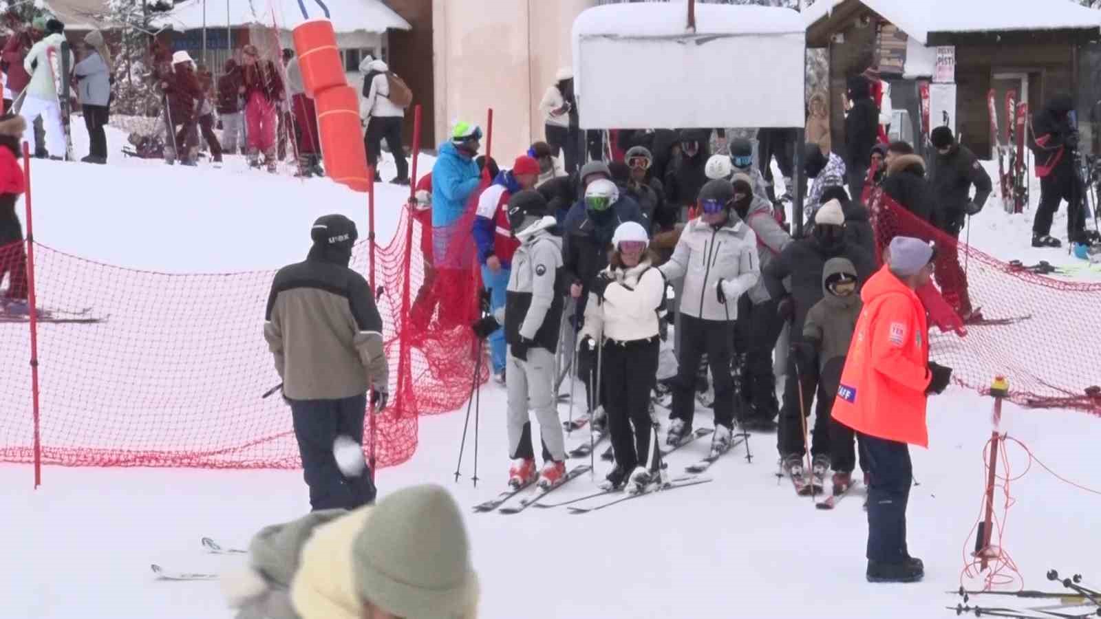 Uludağ&rsquo;da s&ouml;mestir tatilinin son g&uuml;n&uuml;nde yoğunluk s&uuml;r&uuml;yor
