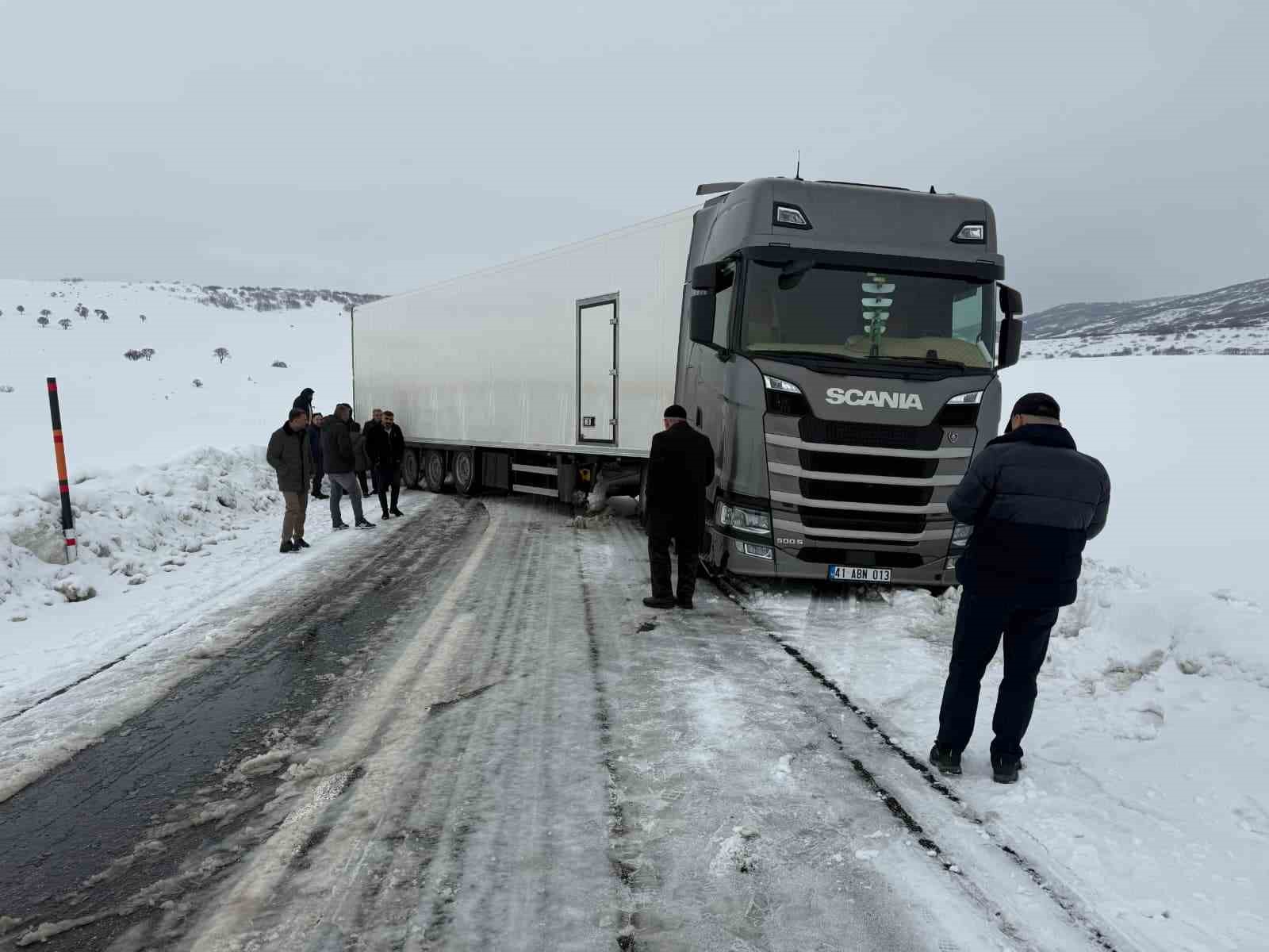 Varto’da kar nedeniyle kayan tır ulaşımı durdurdu