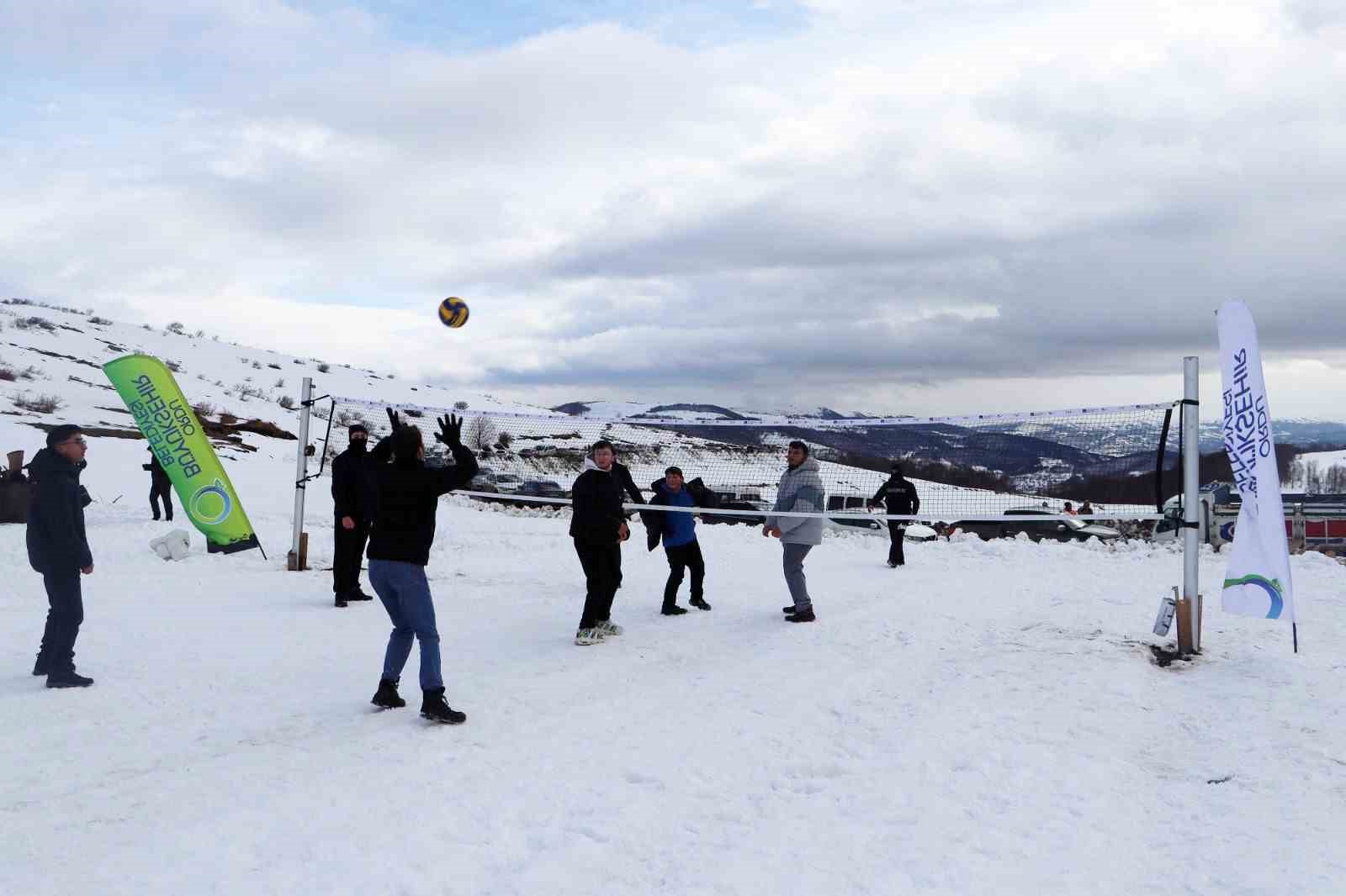 Ordu&rsquo;da bin 700 rakımlı yaylada renkli kar festivali
