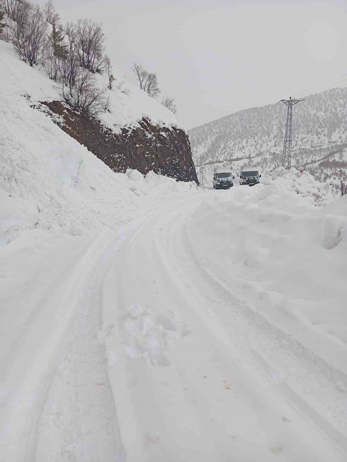 Şirvan&rsquo;da yolda kalan ara&ccedil;lar kurtarıldı
