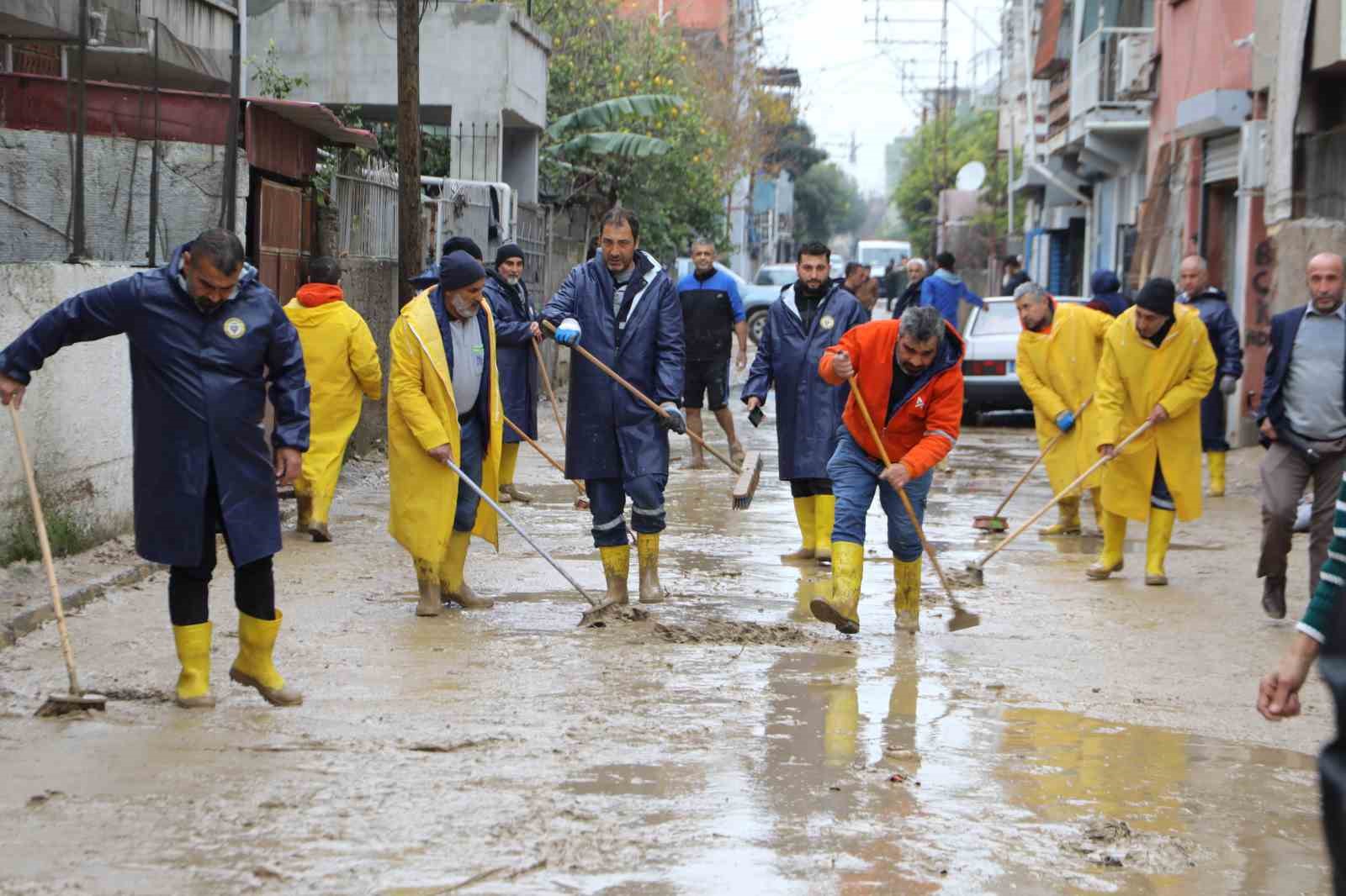 Y&uuml;reğir Belediyesi selde mağdur olan vatandaşları yalnız bırakmadı
