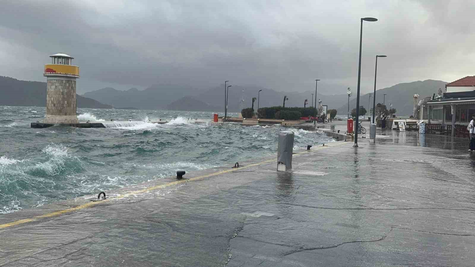 Marmaris&rsquo;te şiddetli r&uuml;zgar denizi taşırdı
