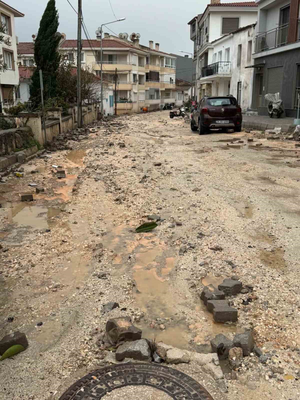 &Ccedil;eşme&rsquo;de sağanak yağış ve fırtına g&uuml;nl&uuml;k yaşamı zorlaştırdı
