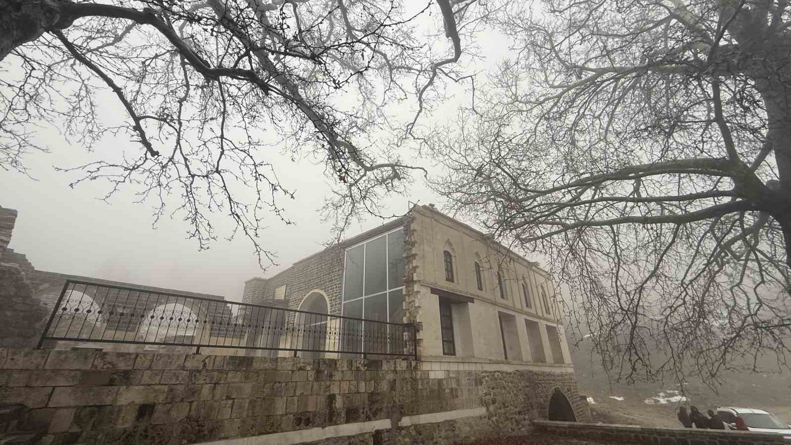 Lice&rsquo;deki 486 yıllık Atak Ulu Camii sis i&ccedil;inde kaldı
