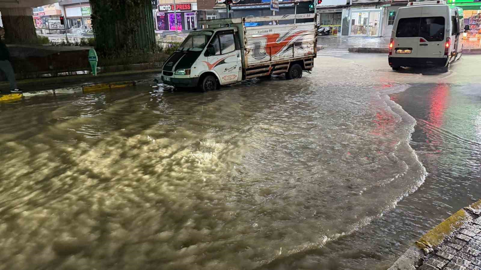 Kuşadası’nda şiddetli yağış ve dolu etkili oldu