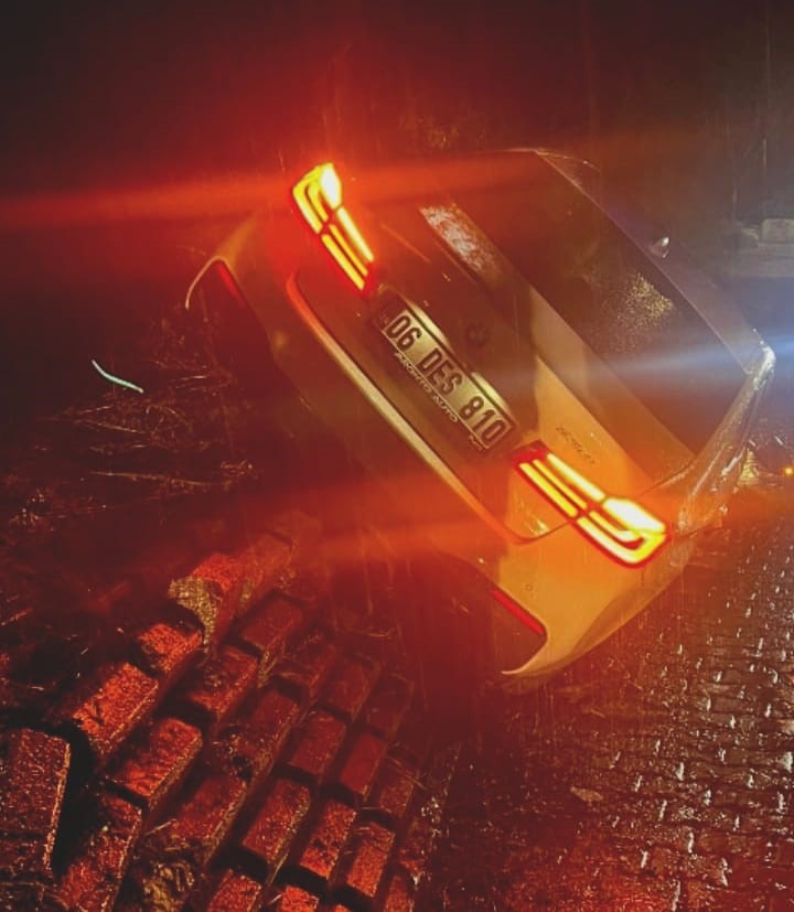 Bursa&rsquo;da otomobil duvara &ccedil;arptı: 2 yaralı
