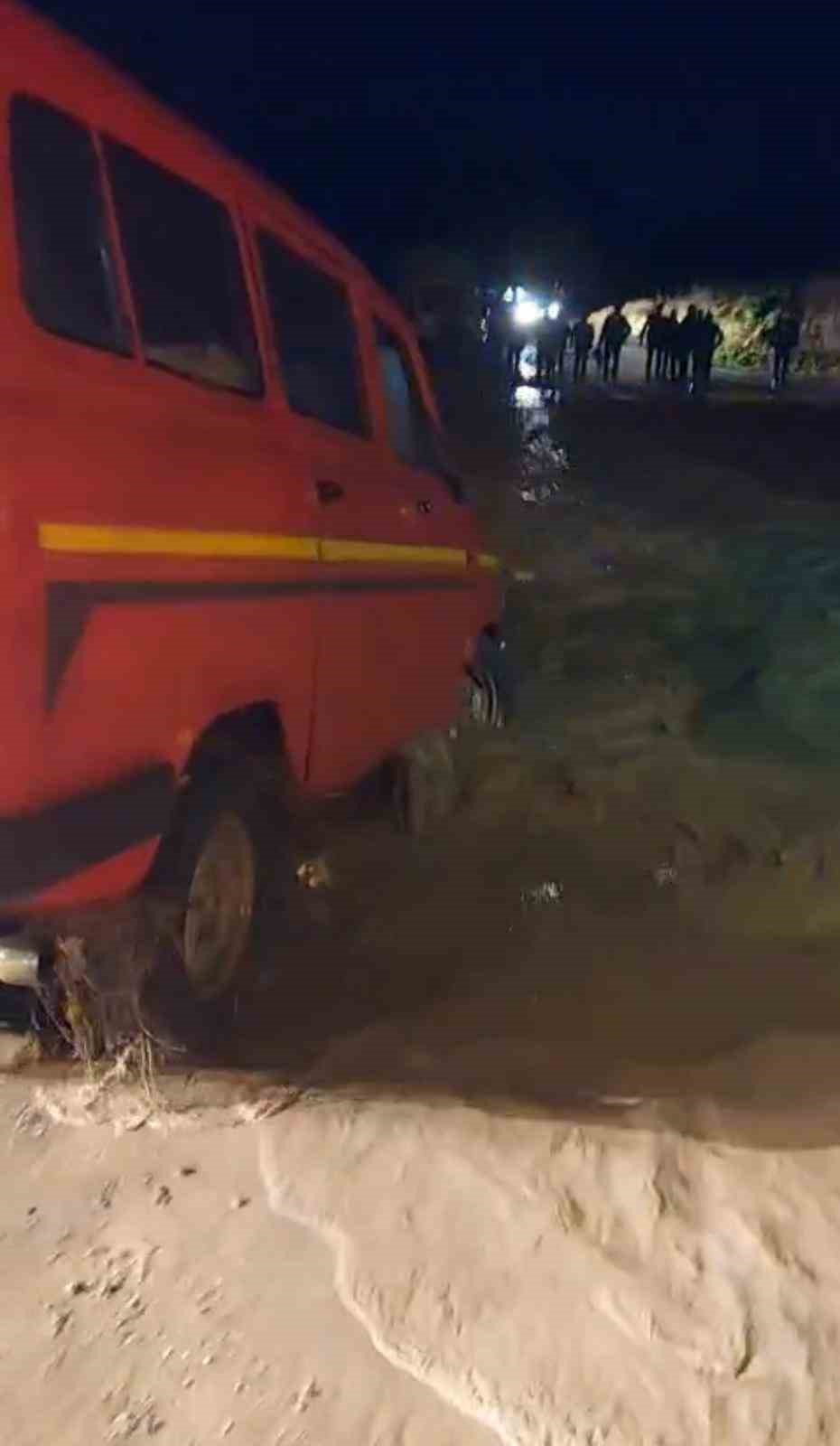 Suda mahsur kalan aileyi İncirliova Belediyesi ekipleri kurtardı