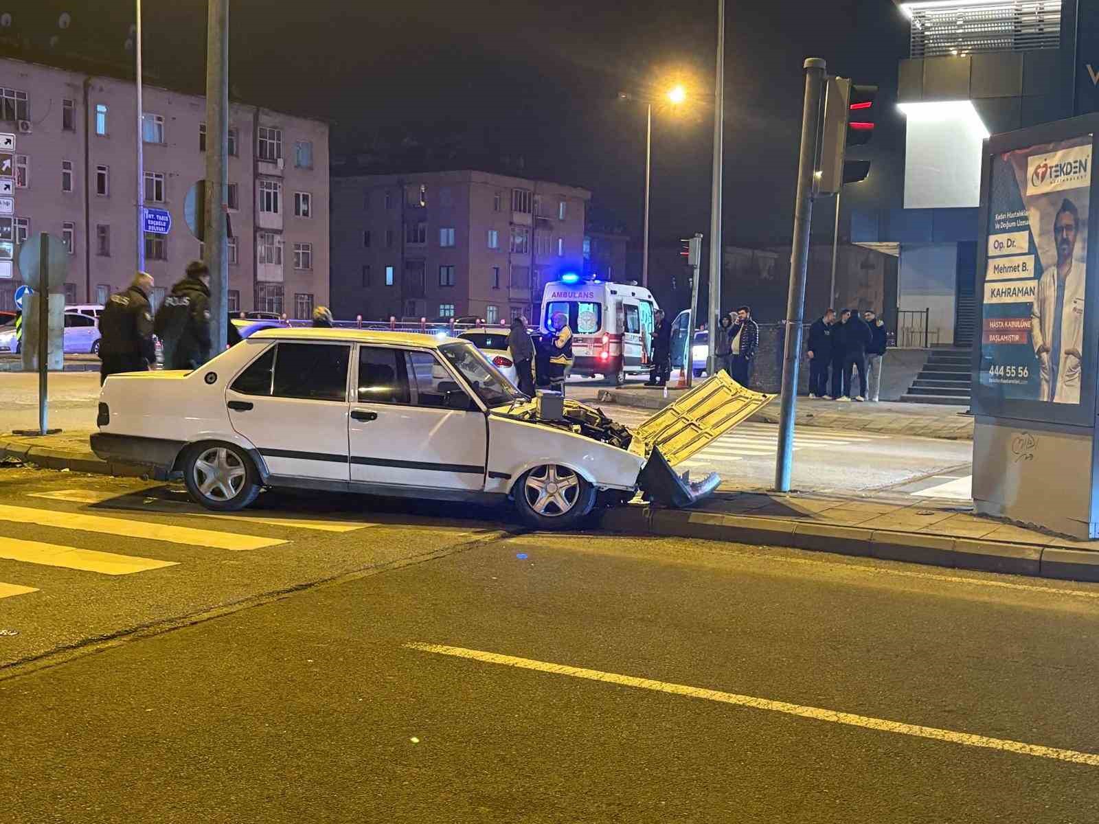 Melikgazi’de iki otomobil kavşakta çarpıştı