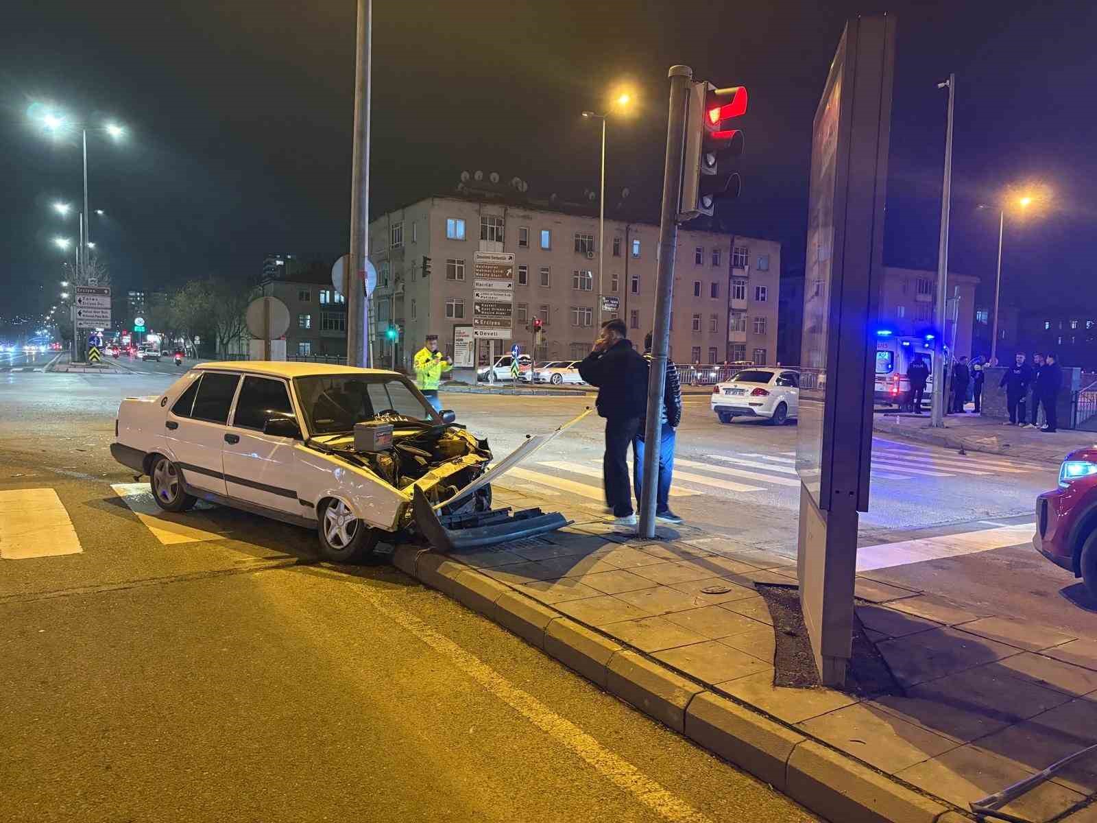 Melikgazi&rsquo;de iki otomobil kavşakta &ccedil;arpıştı
