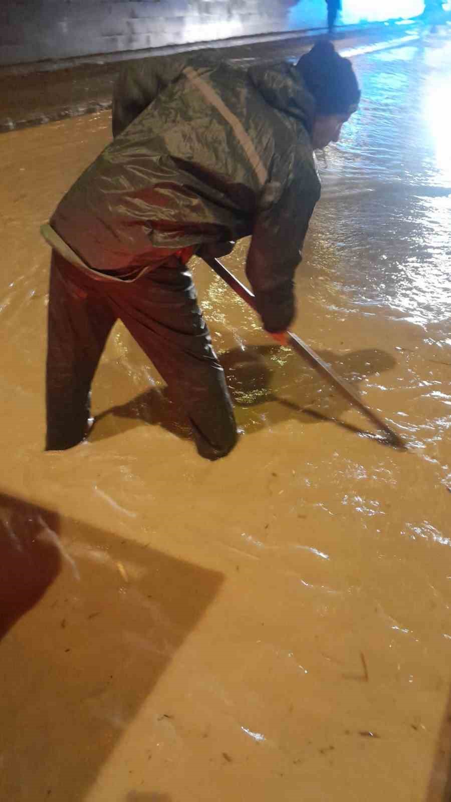 Kuşadası Belediyesi&rsquo;nin &rsquo;yağmur&rsquo; mesaisi aralıksız s&uuml;r&uuml;yor
