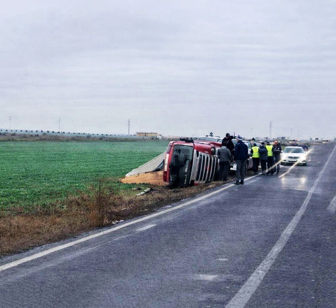 Muratlı’da kamyon devrildi