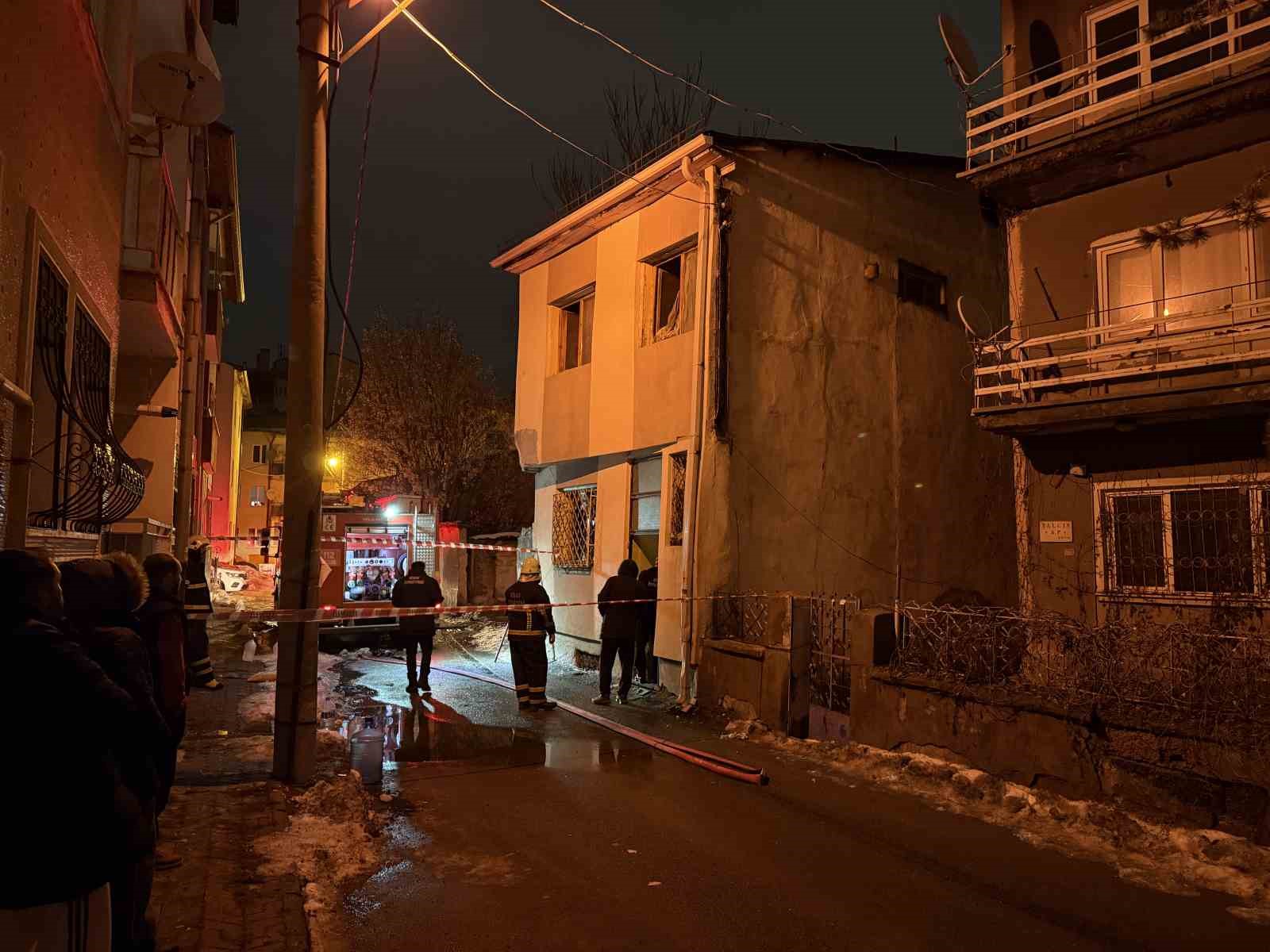 Sivas&rsquo;ta 2 katlı evde &ccedil;ıkan yangında 26 kedi telef oldu
