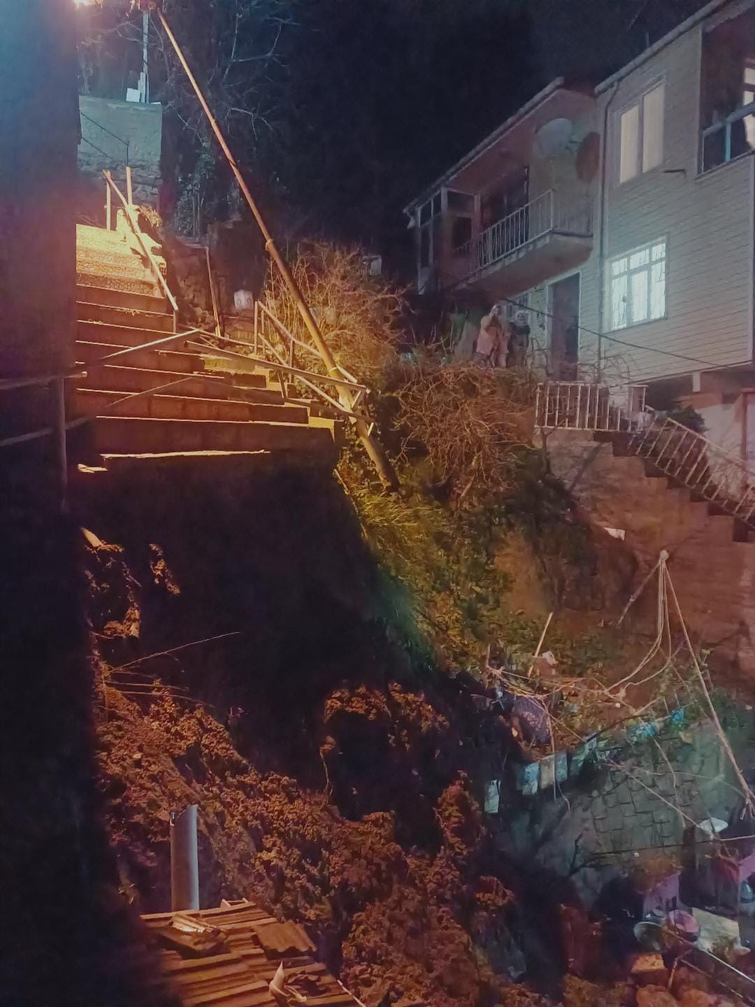 Sarıyer’de yağış nedeniyle bina yanındaki merdivenler çöktü: Mahalleli sokağa döküldü