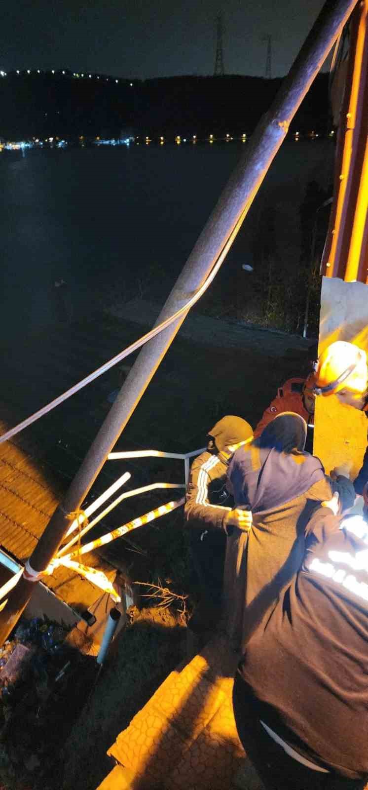 Sarıyer&rsquo;de yağış nedeniyle bina yanındaki merdivenler &ccedil;&ouml;kt&uuml;: Mahalleli sokağa d&ouml;k&uuml;ld&uuml;
